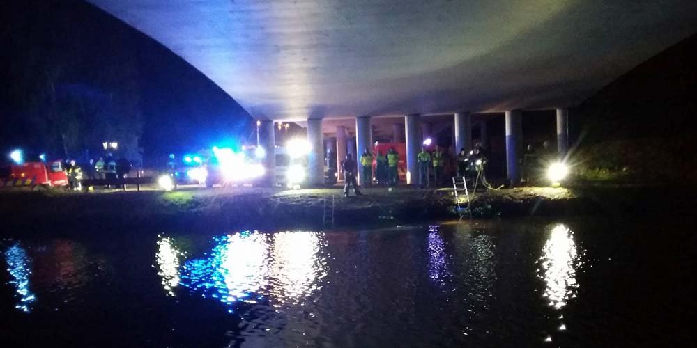 voertuig in kanaal
