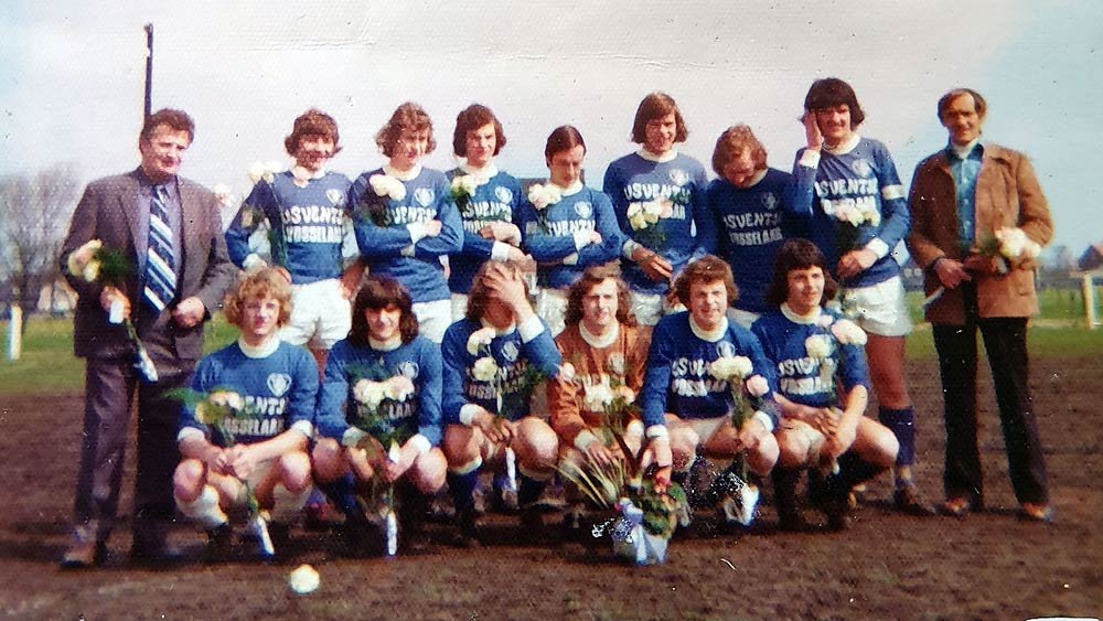 kampioen met de juniores van Weelde, rechts bovenaan naast trainer Frans Verhoeven (+)