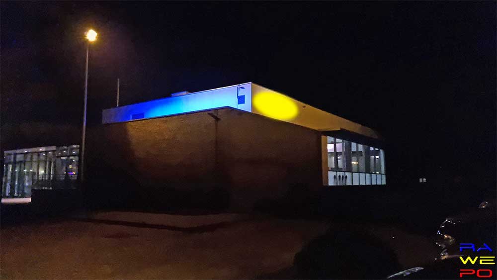 Ravels zwembad kleurt Oekraïne