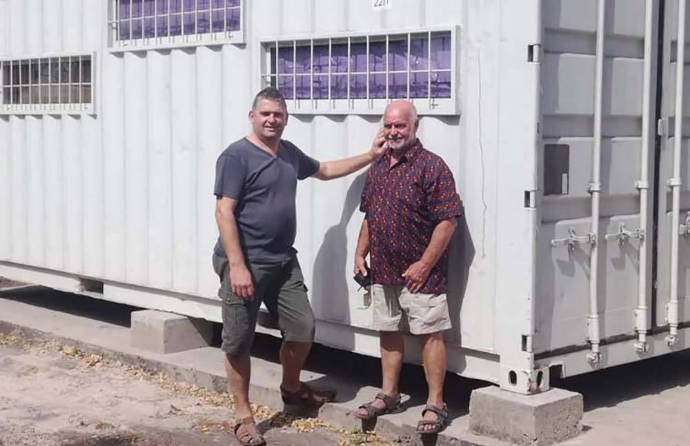 Schepen Van Den Borne bij de PC school in Toubacouta
