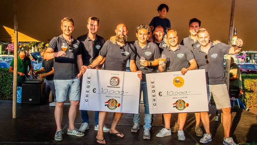 Tafel met 2 cheques van 10