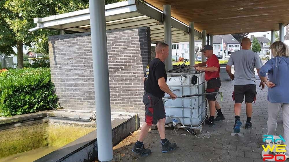 reiniging visvijver gemeentehuis2